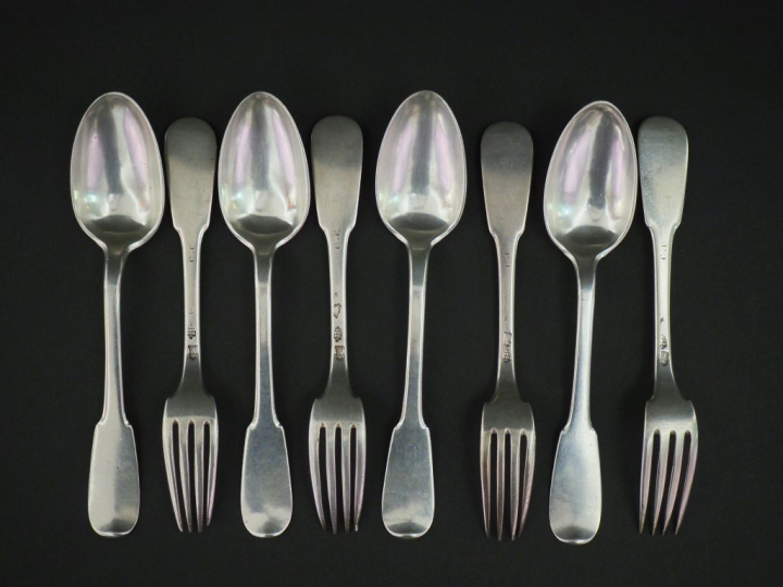 Suite de quatre grands couverts XVIIIème en argent, modèle uniplat. Mo