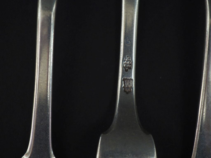 Suite de quatre grands couverts XVIIIème en argent, modèle uniplat. Mo