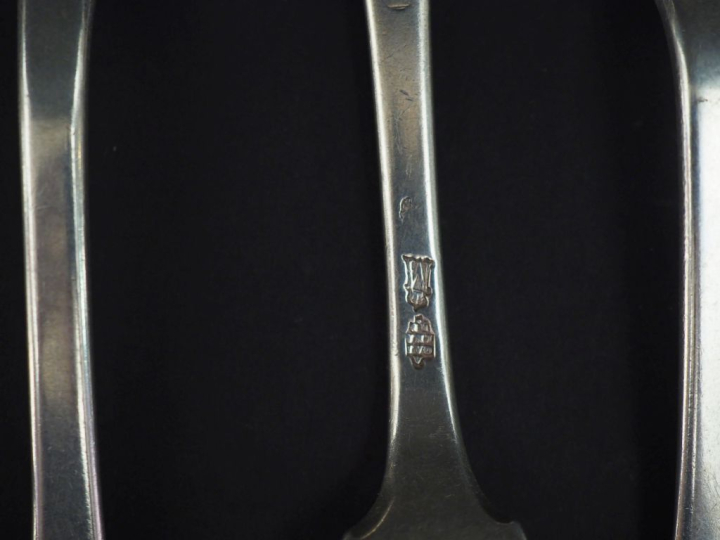 Suite de quatre grands couverts XVIIIème en argent, modèle uniplat. Mo