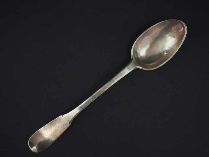 Cuillère à ragoût XVIIIème en argent.  Long. 31 cm Poids. 146 g   