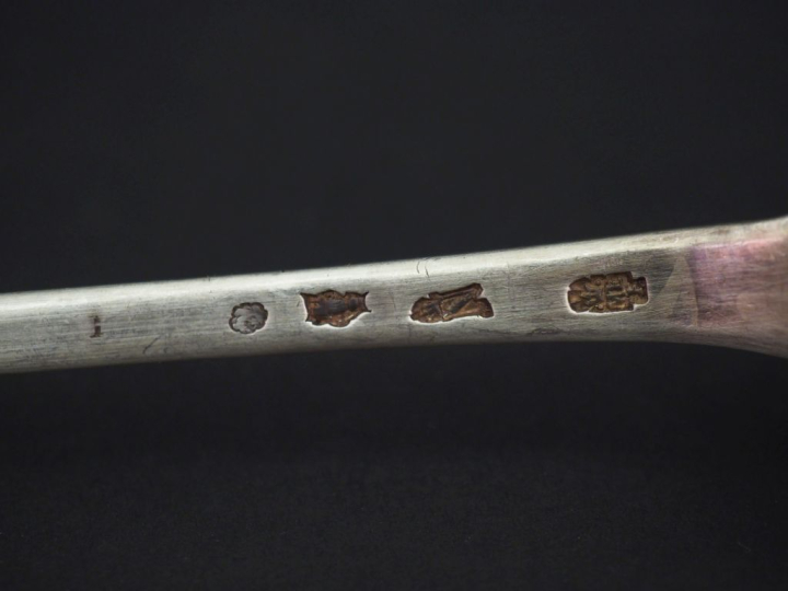 Cuillère à ragoût XVIIIème en argent.  Long. 31 cm Poids. 146 g   