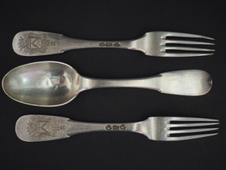 Vente aux enchères Un grand couvert et une fourchette XVIIIème en argent, modèle uniplat.
