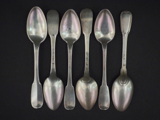 Vente aux enchères Suite de trois petites cuillères XVIIIème en argent, modèle uniplat. O