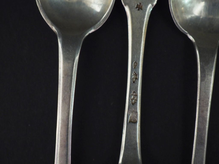 Suite de trois petites cuillères XVIIIème en argent, modèle uniplat. O
