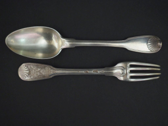 Vente aux enchères Couvert XVIIIème en argent, modèle à double coquille.  Armorié. Poids.