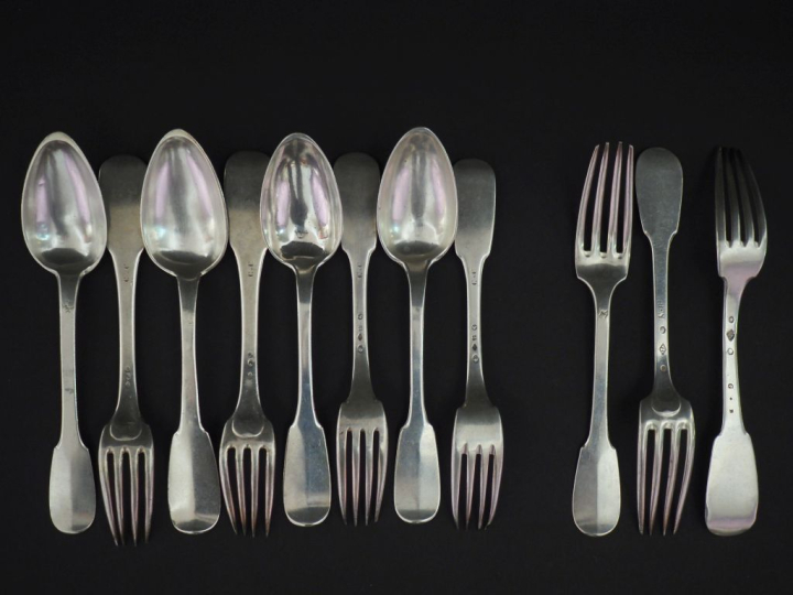 Quatre grand couverts et trois fourchettes en argent, poinçons et modè