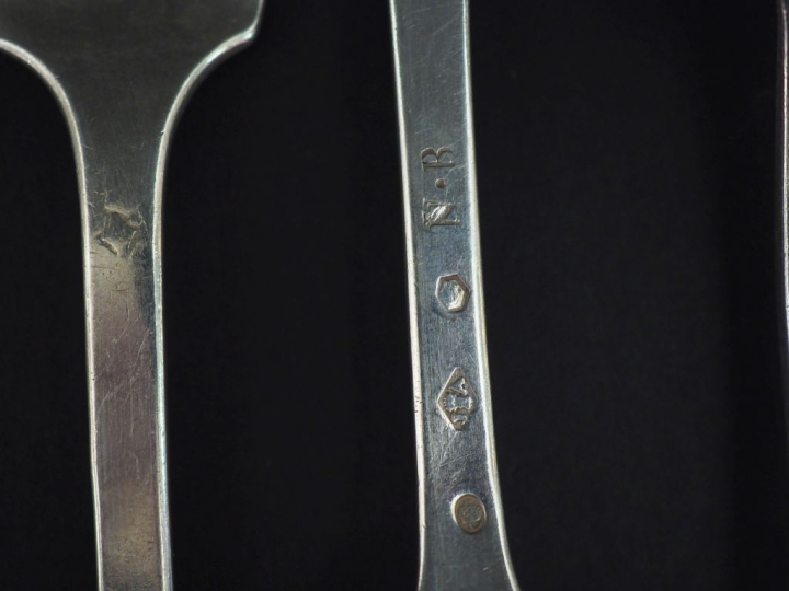 Quatre grand couverts et trois fourchettes en argent, poinçons et modè