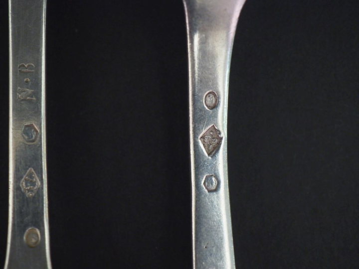 Quatre grand couverts et trois fourchettes en argent, poinçons et modè
