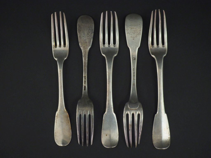 Ensemble comprenant une suite de trois et de deux grands fourchettes X