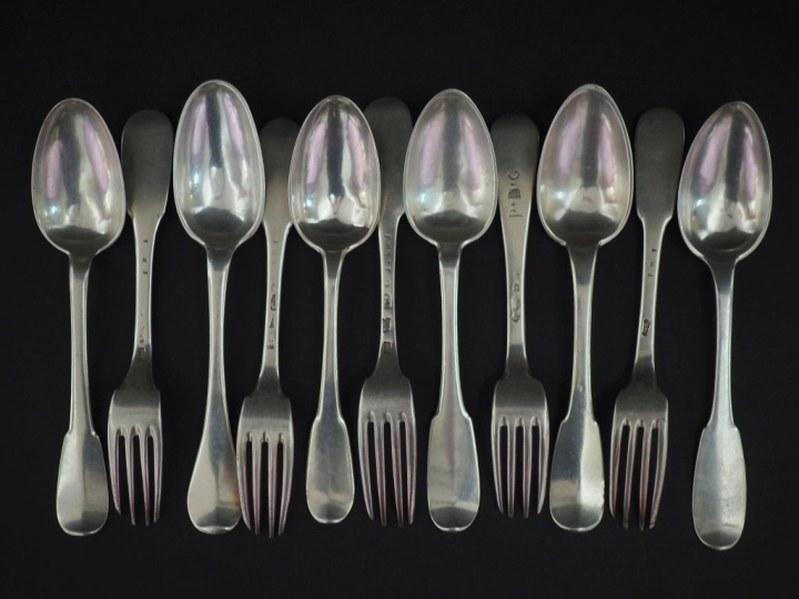 Cinq grands couverts et une cuillère XVIIIème en argent.  Poids. 850 g