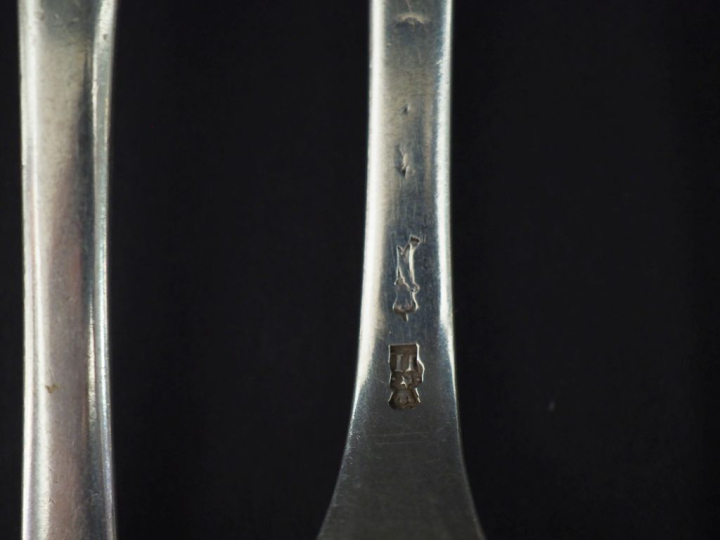 Cinq grands couverts et une cuillère XVIIIème en argent.  Poids. 850 g