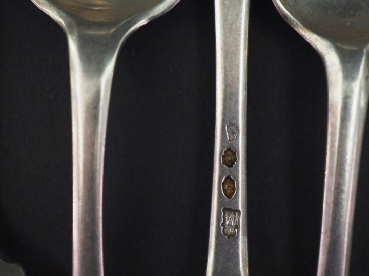 Neuf grands couverts et une cuillère  XVIIIème en argent.  Poids. 1530