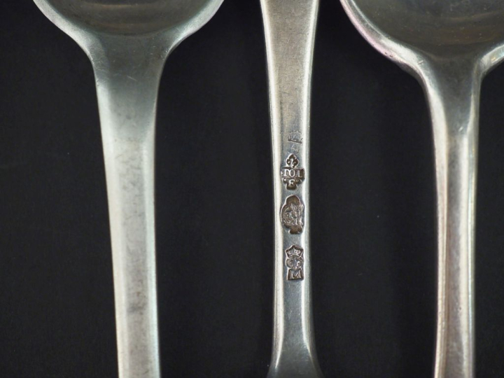 Neuf grands couverts et une cuillère  XVIIIème en argent.  Poids. 1530