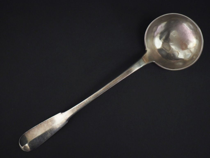 Grande louche en argent, poinçon au Coq. Armoriée. Long. 35,5 cm Poids