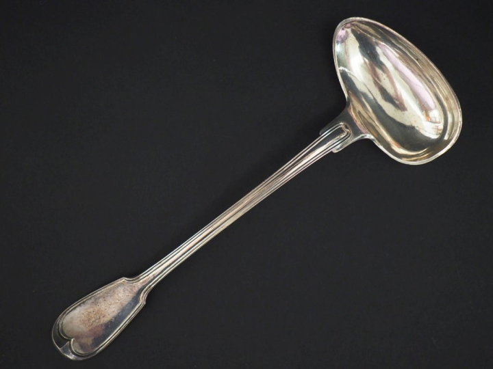 Louche à crème en argent 950, poinçon au Coq, modèle à filet.  Monogra