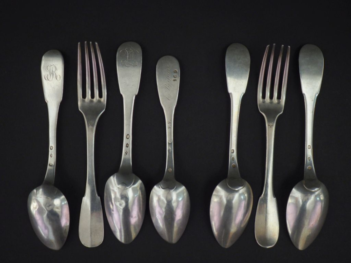 Ensemble comprenant :  - un grand couverts et une cuillère Restauratio