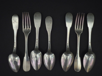 Vente aux enchères Ensemble comprenant :  - un grand couverts et une cuillère Restauratio