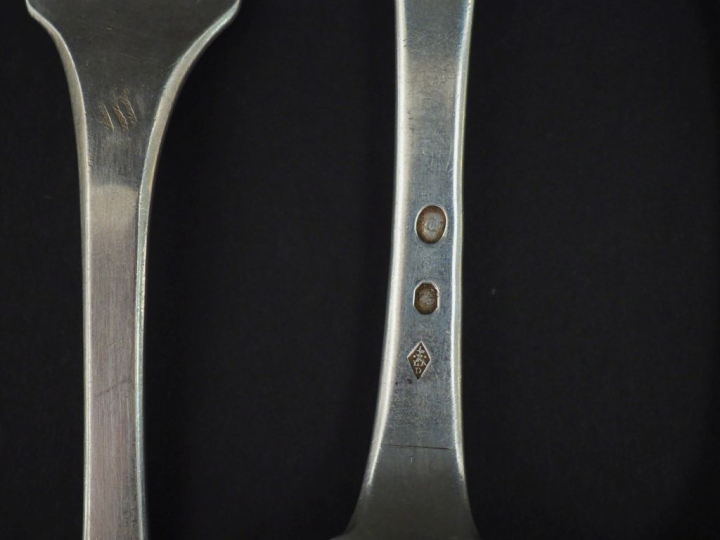 Ensemble comprenant :  - un grand couverts et une cuillère Restauratio
