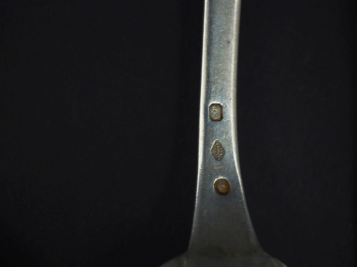 Ensemble comprenant :  - un grand couverts et une cuillère Restauratio