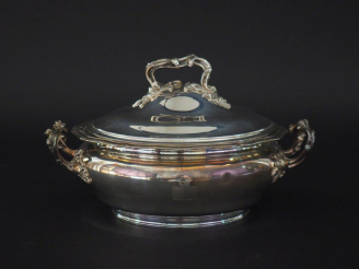 Vente aux enchères E. PUIFORCAT Légumier de style Louis XV en argent 925, poinçon Minerve