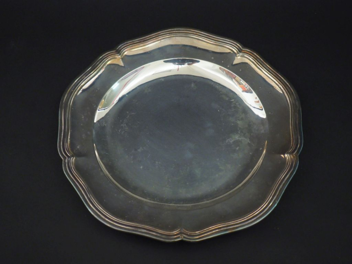 Plat rond de style Louis XV en argent 925, poinçon Minerve, modèle à f