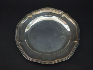 Vente aux enchères Plat rond de style Louis XV en argent 925, poinçon Minerve, modèle à f