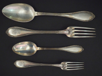 Vente aux enchères Partie de ménagère de style Louix XVI en argent 925, poinçon Minerve, 