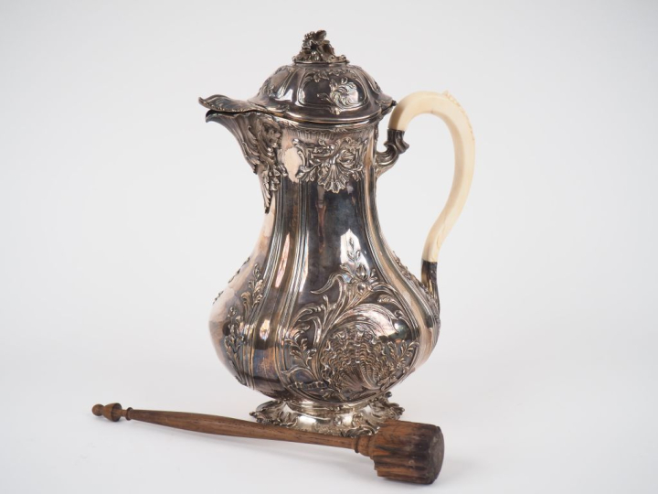 	Chocolatière de style Rocaille en argent 925, poinçon Minerve, à déco