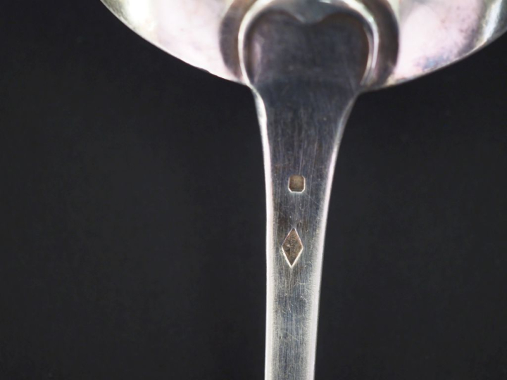Louche en argent 925, poinçon Minerve, modèle uniplat.  M.O : E. MATTR