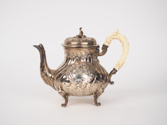 Vente aux enchères 	Verseuse Napoléon III de style rocaille en argent 925, poinçon Minerv