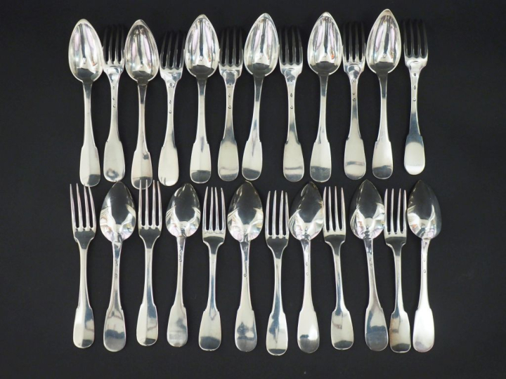 Douze couverts en argent 925, modèle uniplat.  Poinçon dépareillés.  P