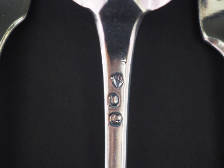Douze couverts en argent 925, modèle uniplat.  Poinçon dépareillés.  P