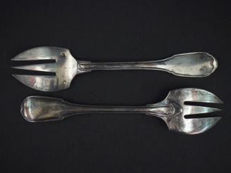 Vente aux enchères Suite de douze fourchettes à huitre en argent 925, poinçon Minerve, mo
