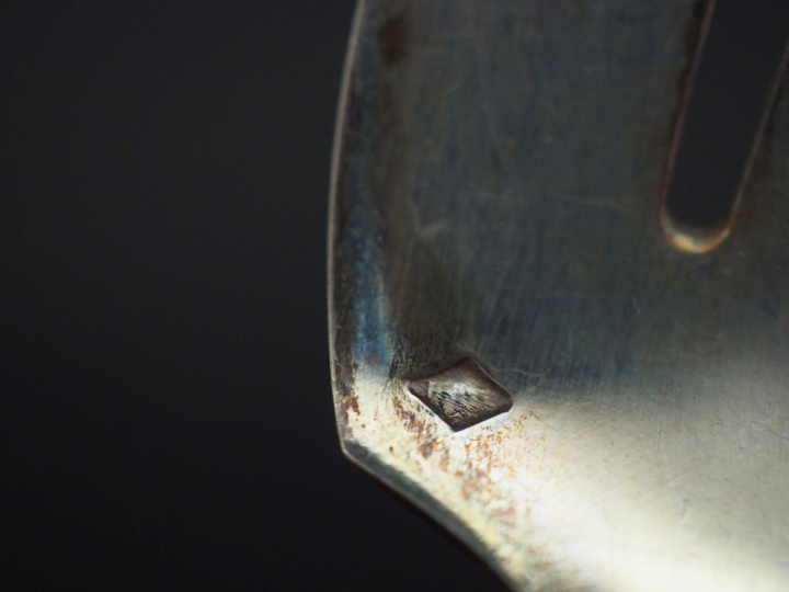 Suite de douze fourchettes à huitre en argent 925, poinçon Minerve, mo