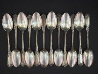 Vente aux enchères Suite de douze petites cuillères de style Louis XV en argent 925, poin