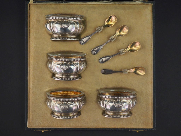 Suite de quatre salerons et leur pelle à sel de style Louis XV en arge