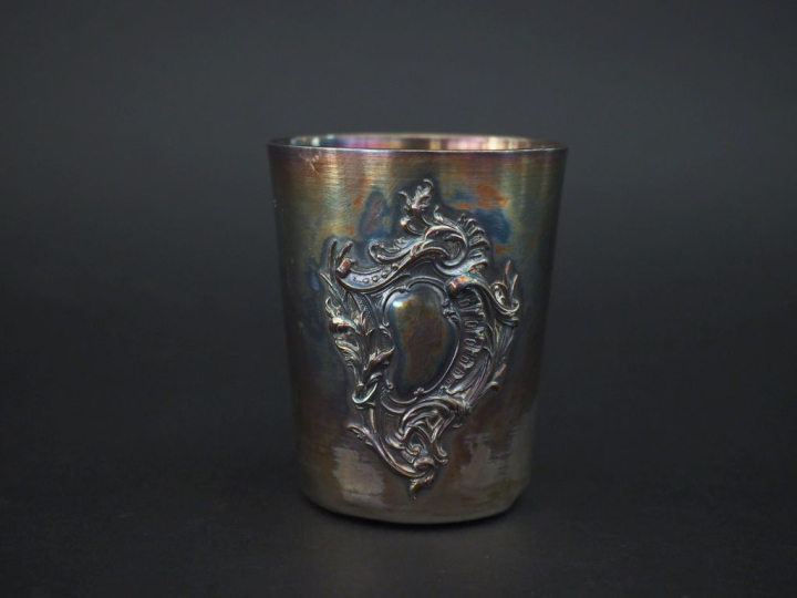 Timbale à fond plat de style Louis XV en argent 925, poinçon Minerve, 
