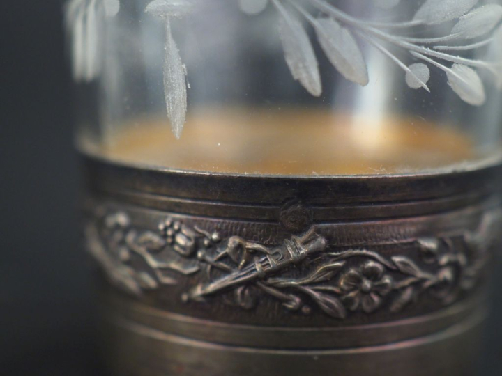 Petit plateau de style Louis XV en argent 925, poinçon Minerve, à déco