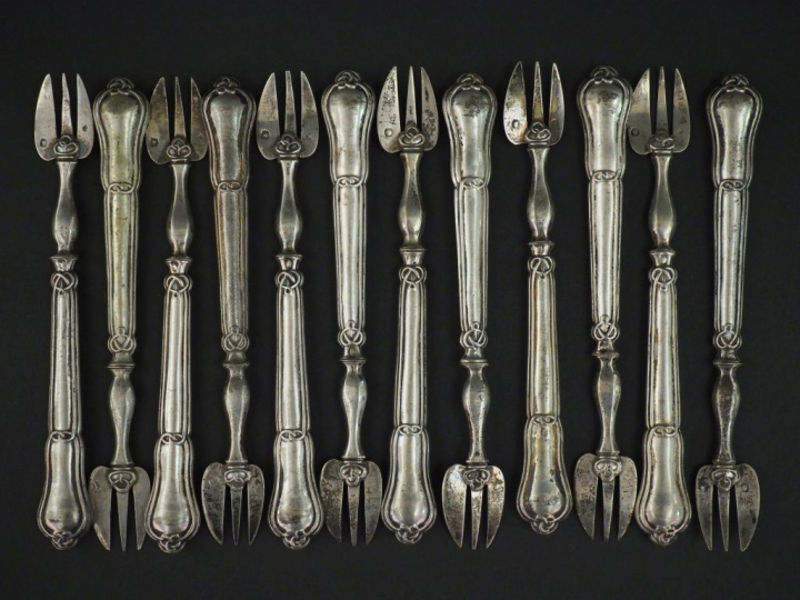 Suite de douze fourchettes à huitre en argent fourré et argent 925, po