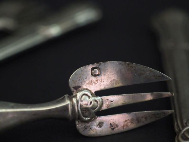 Suite de douze fourchettes à huitre en argent fourré et argent 925, po