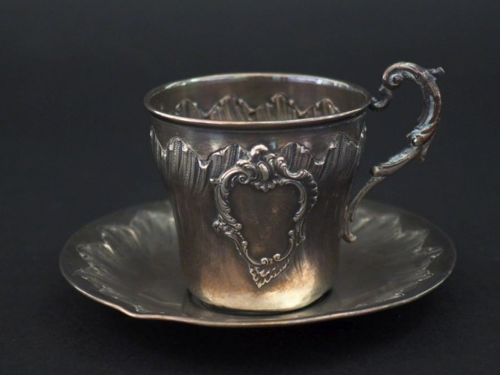 Tasse et sa sous-tasse de style Louis XV en argent 925, poinçon Minerv
