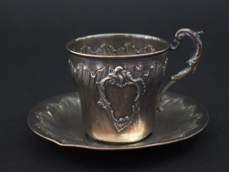 Vente aux enchères Tasse et sa sous-tasse de style Louis XV en argent 925, poinçon Minerv