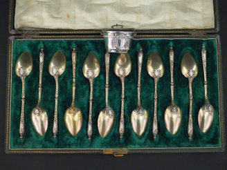 Vente aux enchères Suite de douze petites cuillères de style Louis XV en argent et vermei