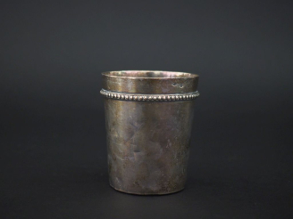 Vente aux enchères Timbale à fond plat en argent 925, poinçon Minerve, à décor de rang de
