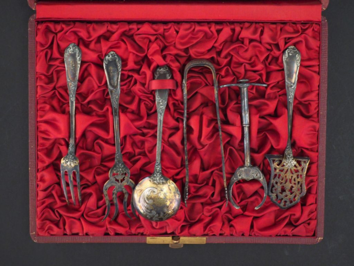 Nécessaire à douceur six pièces de style Louis XV en argent 925, poinç