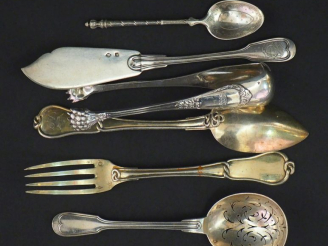 Vente aux enchères Ensemble comprenant :  - un couvert de style Louis XV en vermeil secon