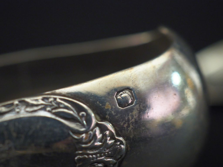 Ensemble comprenant :  - un couvert de style Louis XV en vermeil secon