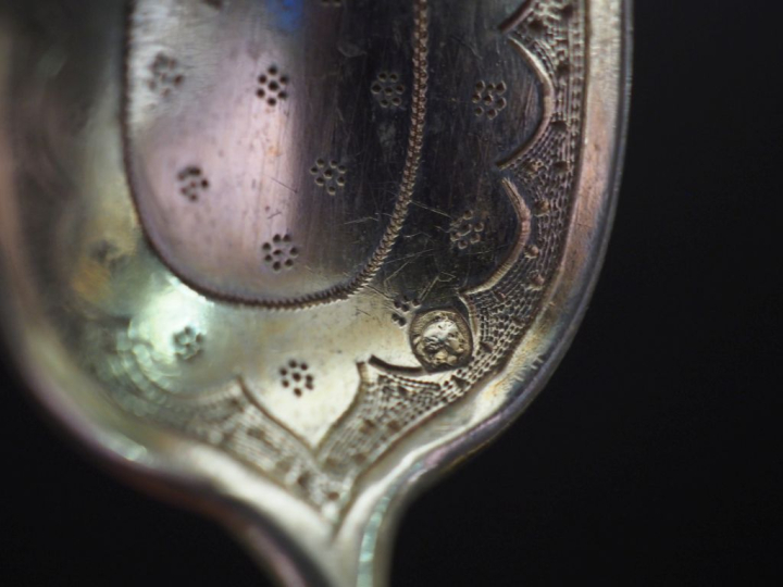 Ensemble comprenant :  - un couvert de style Louis XV en vermeil secon