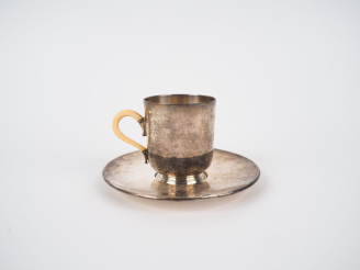 Vente aux enchères Ensemble comprenant :  - une tasse et sa sous tasse en argent lisse 92