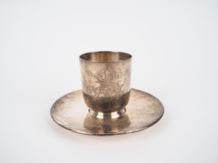 Ensemble comprenant :  - une tasse et sa sous tasse en argent lisse 92